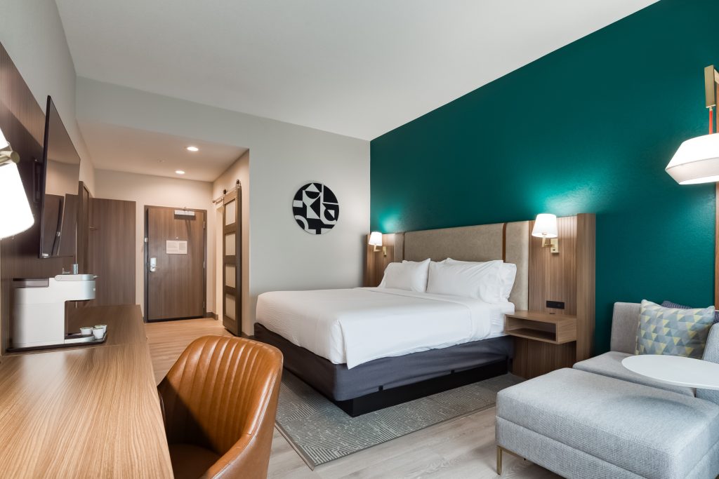Holiday Inn Nashville Airport: Stay in Style with our modern rooms and amenities.